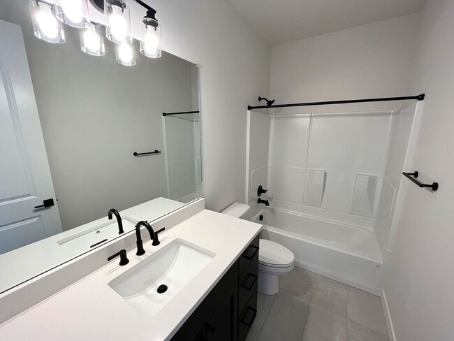 Building Photo - Stunning Modern Townhome-Style Unit with Washer/Dryer Included, A/C!