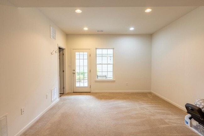 Building Photo - 703 Rainier Rd