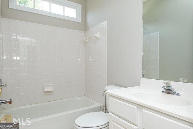 Building Photo - 225 Heritage Lake Dr