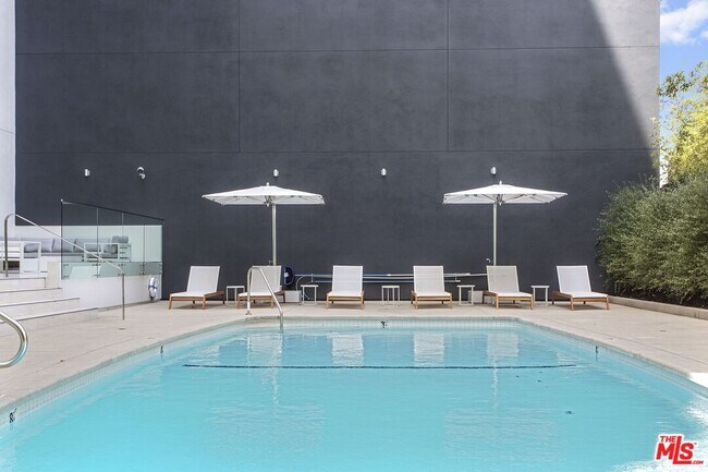 Building Photo - 838 N Doheny Dr