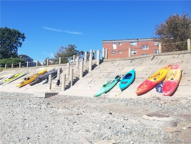 Building Photo - 185 Melba St