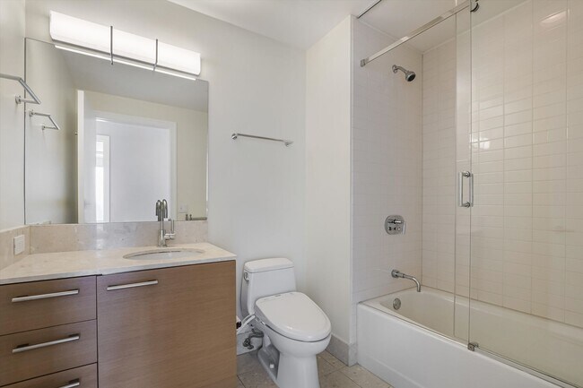 Building Photo - True Luxury Living_2b2b Condo at 340 On The Park