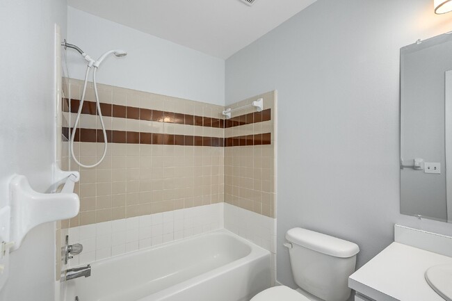 Building Photo - Centrally located 3 bedroom, 2 bathroom si...