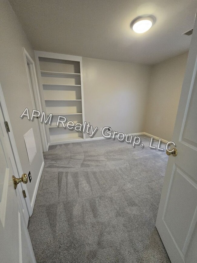 Building Photo - Private Country Feel Close to Downtown