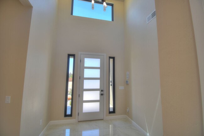 Building Photo - Brand New 3bd/2ba Available