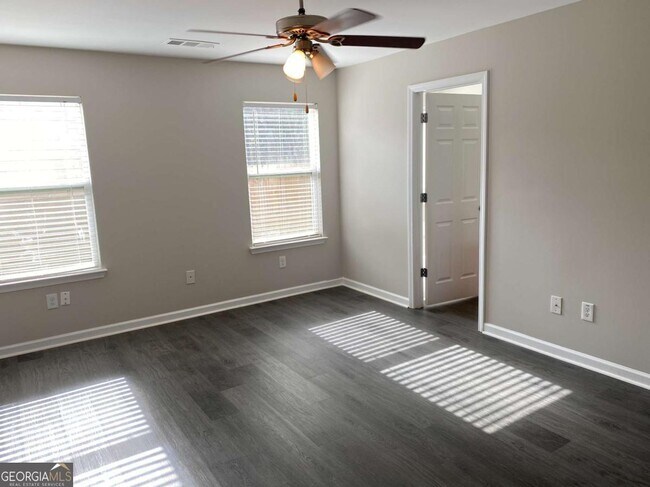 Building Photo - 701 Walnut Woods Dr