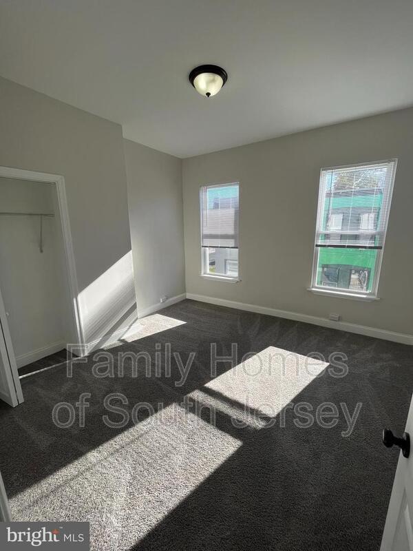 Building Photo - 3205 Latona St