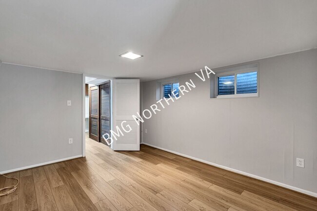 Building Photo - 5207 Gainsborough Dr