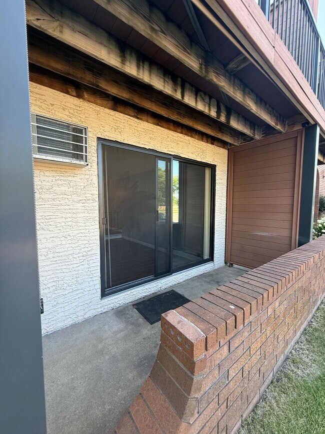 Building Photo - Spacious 2BR Edina Condo with Updated Interior, Outdoor Pool & Underground Parking