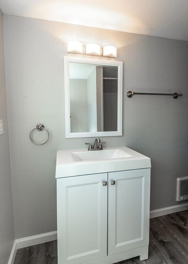 Building Photo - 453 Edith St