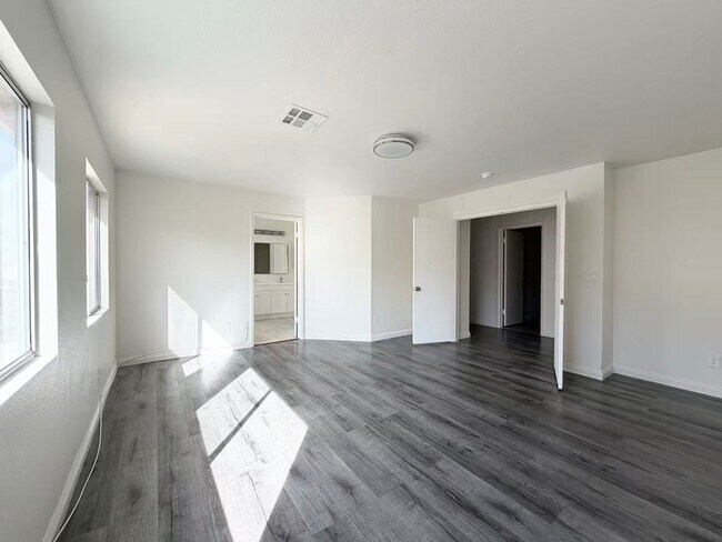 Building Photo - Beautifully renovated and move-in ready home located in the heart of Green Valley