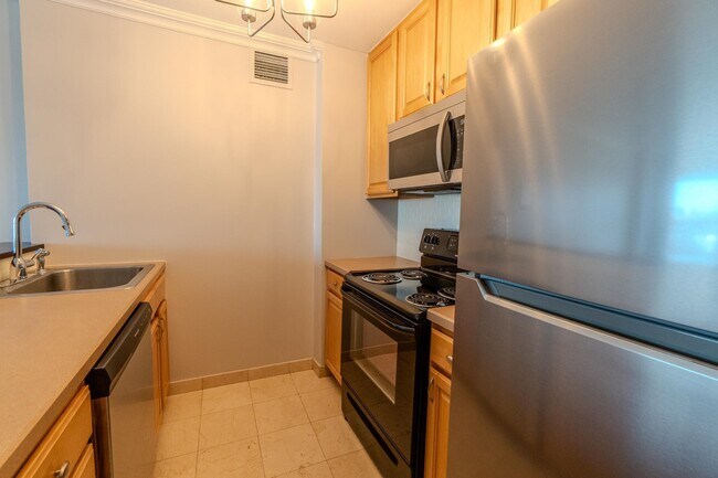 Building Photo - 380 Mountain Rd