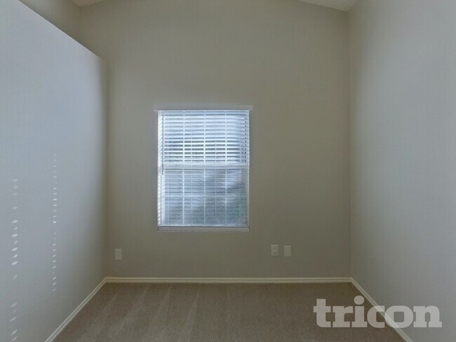 Building Photo - 2628 Dahlia Dr