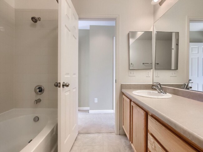 Building Photo - 2 Bedroom Townhome in Denver