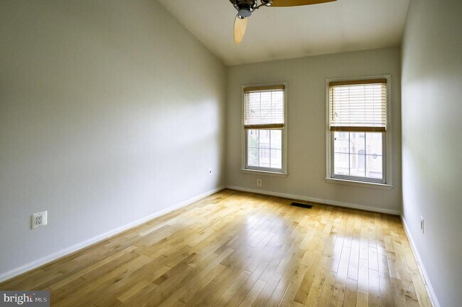 Building Photo - 1156 Regal Oak Dr