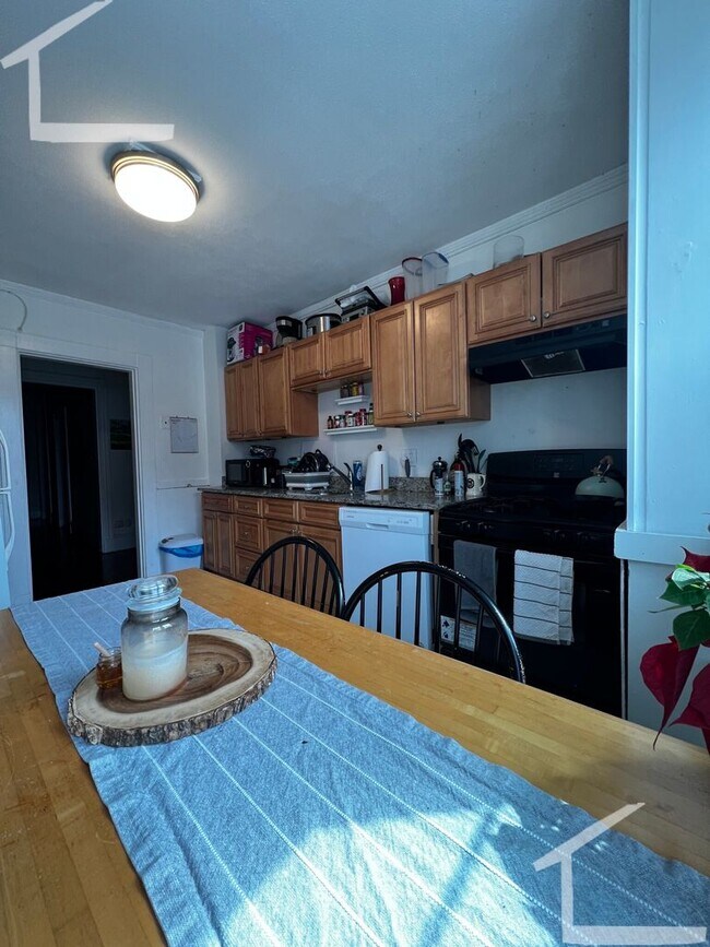 Building Photo - Large 3 Bedrooms on Washington Sq, In-Unit...