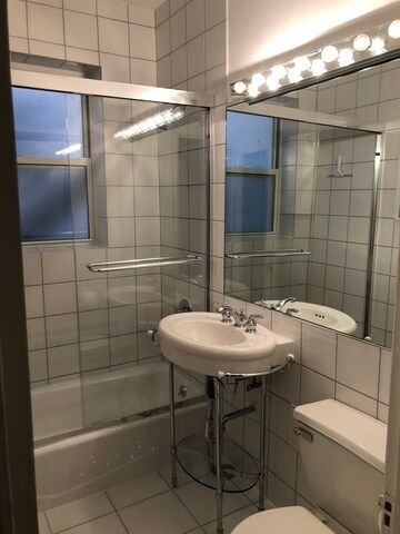 Building Photo - 1205 W Sherwin Ave