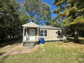 Building Photo - Cozy home in North Tulsa on a quiet street...