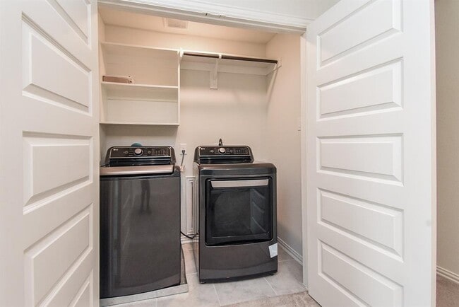 Building Photo - 27943 Western Crk Ct
