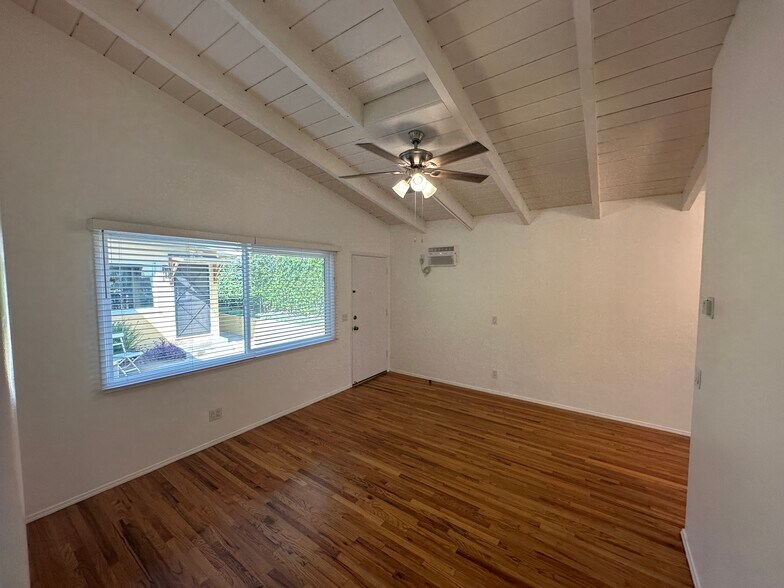 LIVING ROOM - 1711 Holly Dr