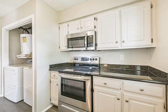 Building Photo - 5646 Birchmont Dr