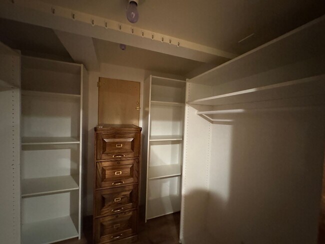 Building Photo - 255 Circle Dr