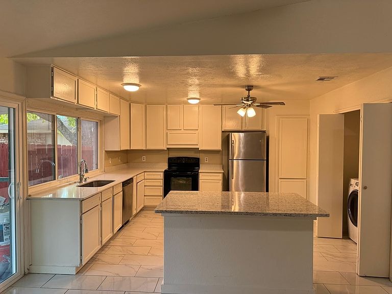 Building Photo - 3410 Meadow Oaks Dr