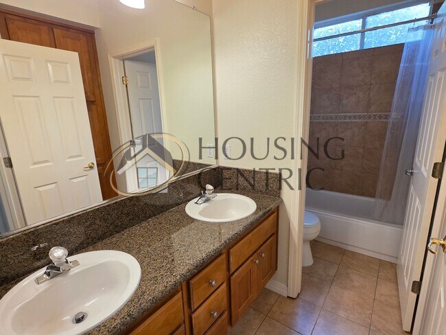 Building Photo - Beautiful Single Story Rental in Gated Serrano Community!