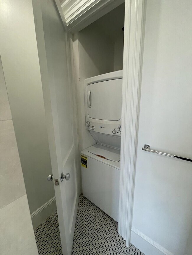 Building Photo - 569 Jersey Ave