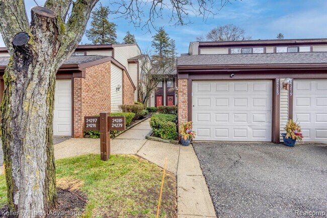 Building Photo - 24285 Evergreen Rd
