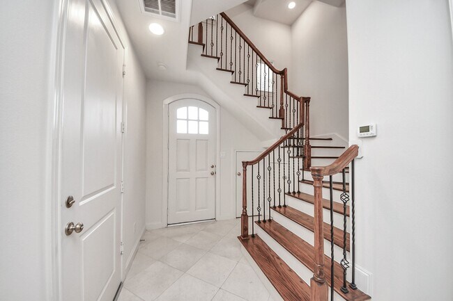 Building Photo - 8926 Lakeshore Bend Dr