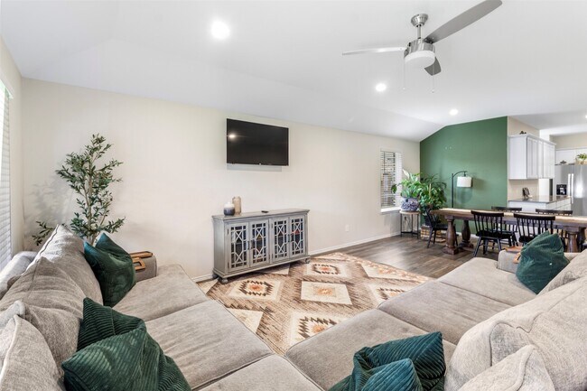 Building Photo - 1008 Llano Trl