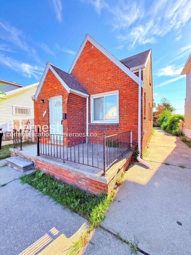Building Photo - 3 Bed/1 Bath Home with Off-Street Parking / Pet-Friendly / Vouchers Accepted / Available Now!
