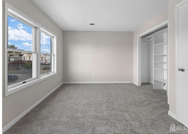 Building Photo - 284 Silzer St