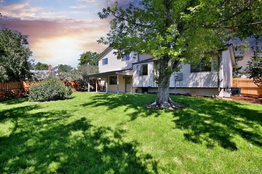 Covered patio and fenced-in back yard - 7504 W Quarto Ave