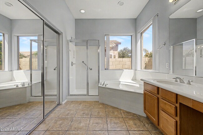 Building Photo - 7233 W Paradise Ln