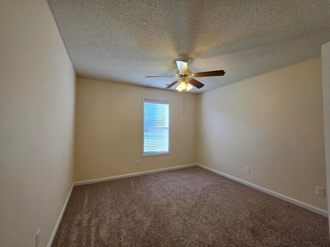 Building Photo - 450 Derek Dr