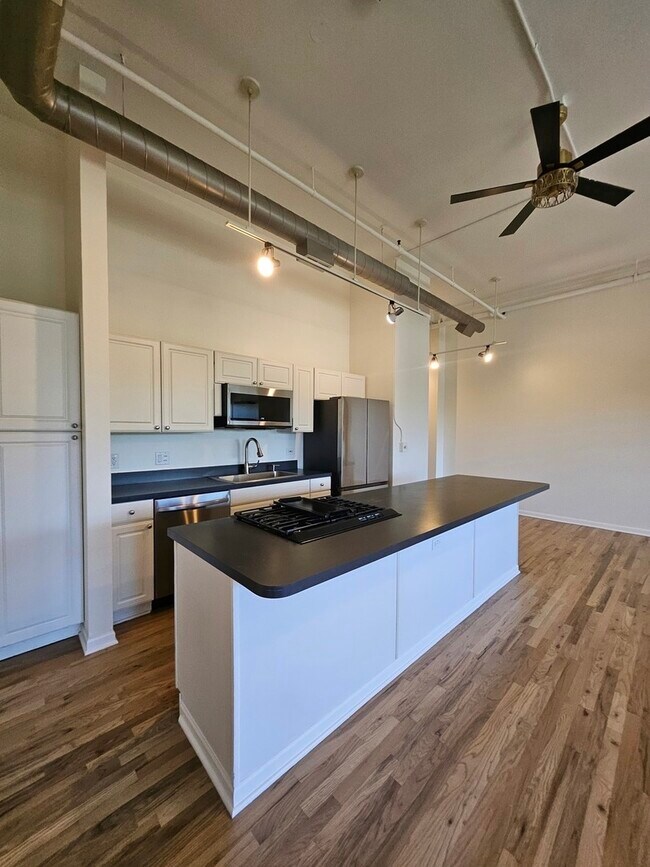 Building Photo - 809 N Racine Ave