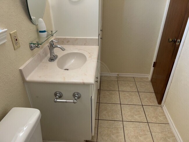 Building Photo - 2733 Phyllis Dr