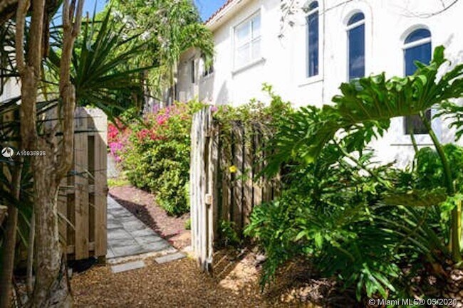 Building Photo - 531 NE 10th Ave