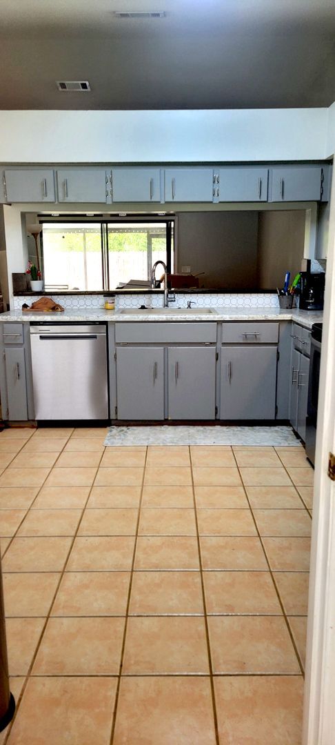 Building Photo - 3/2 with fenced in yard!