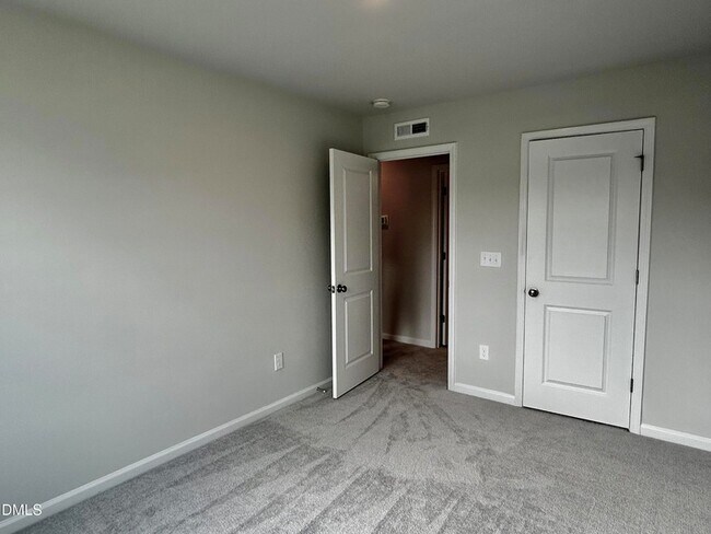 Building Photo - 154 Paramount Dr