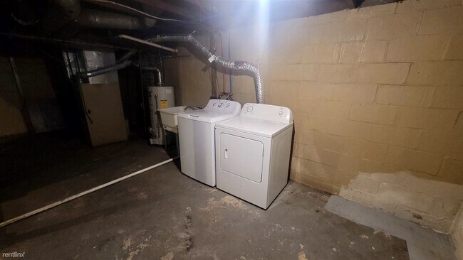 Building Photo - 2 br, 1 bath Townhome - 401 North Dewey St...