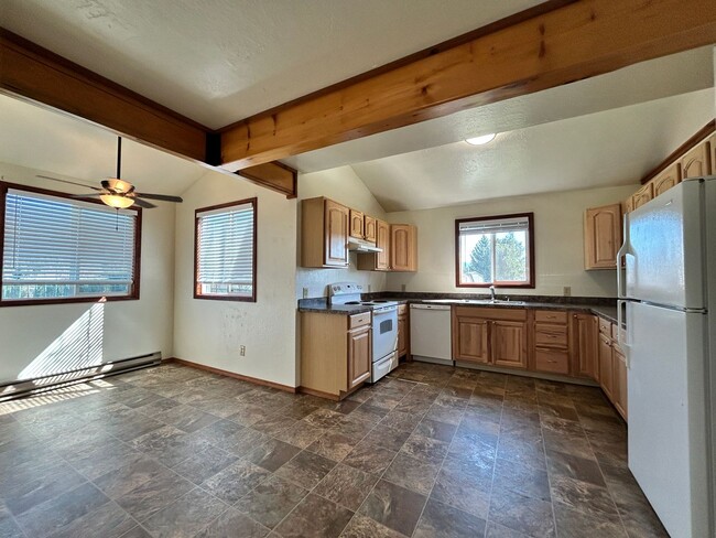 Building Photo - 2 bed, 1 Bath in Hamilton. Includes one ca...