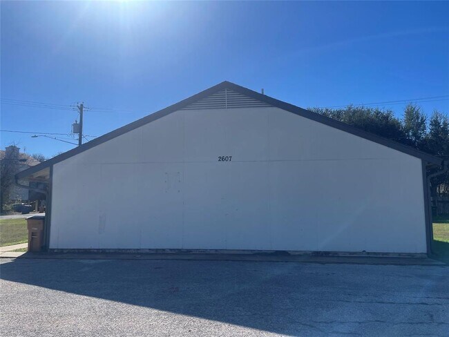 Building Photo - 2609 Ektom Dr