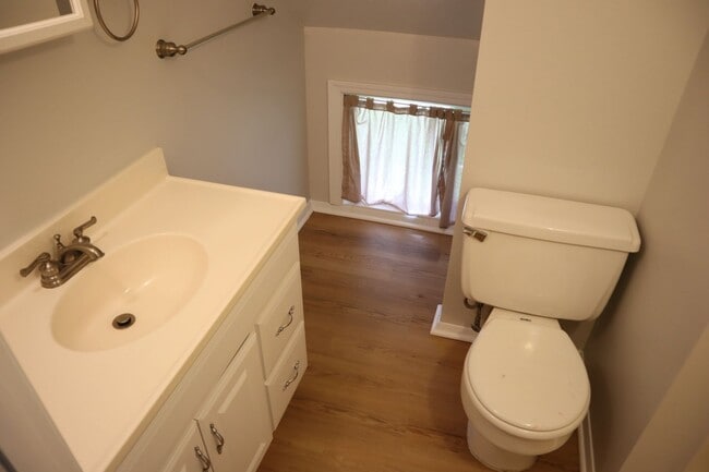 Building Photo - Very Cute 3 bedroom just 7 Minutes to Twin...