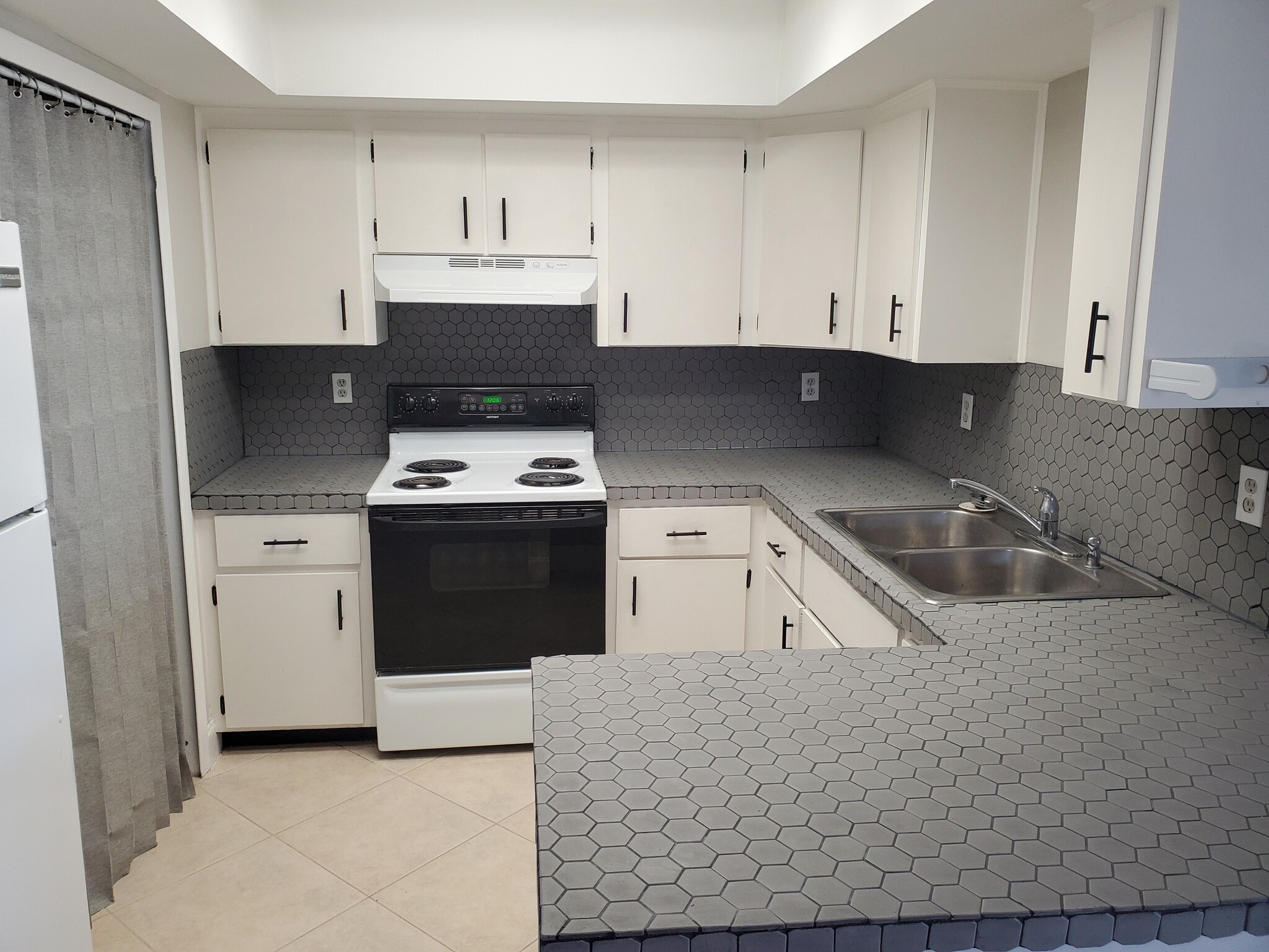 Building Photo - 3310 NE Jeannette Dr