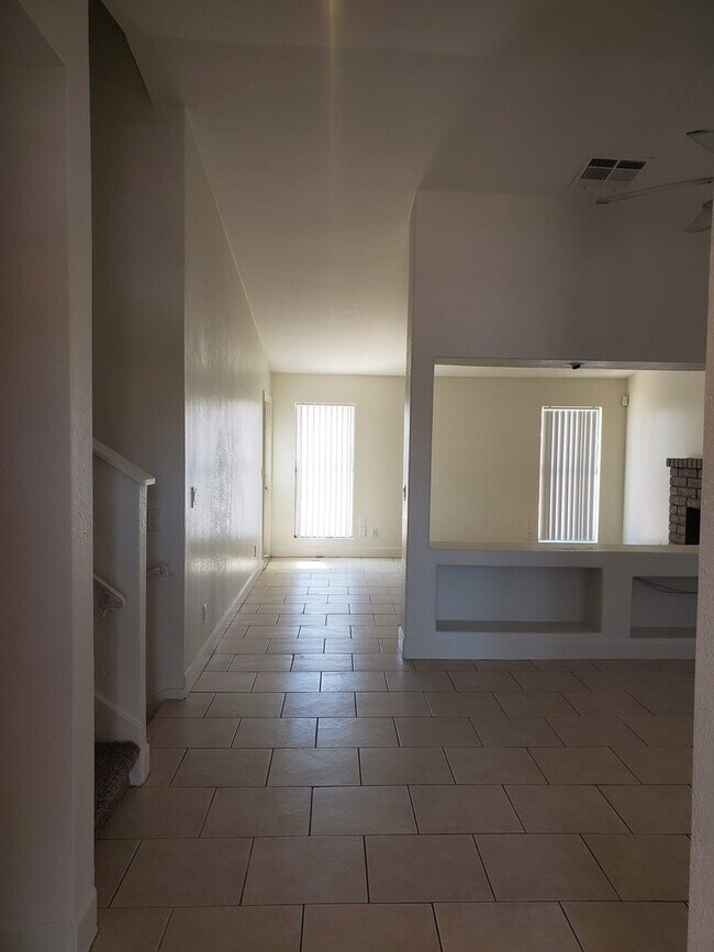 Building Photo - No HOA! North Phoenix 3 Bedroom Home with Large Yard & Garage