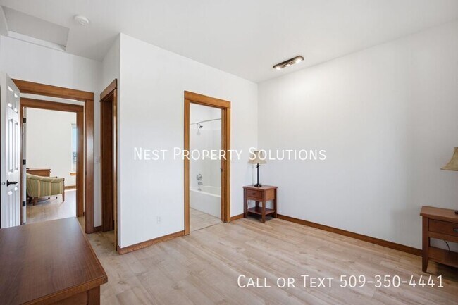 Building Photo - 6432 Melby Way NE