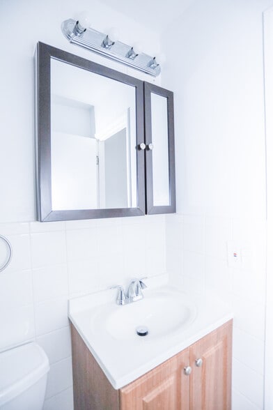 Building Photo - 2835 N Cambridge Ave